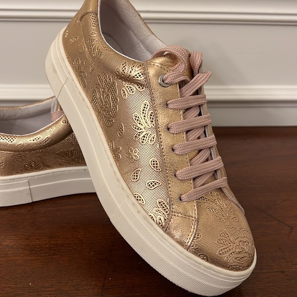 SAKS FIFTH AVENUE LEATHER SNEAKER size 8 - Picture 2 of 5